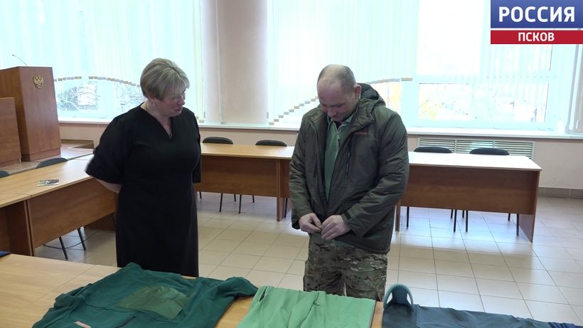 Адаптивную одежду передал сегодня фонд "Защитники Отечества" ветерану боевых действий из Великолукского района. Новости Пскова и Псковской области. Вести-Псков Ветеран из Великолукского района получил адаптивную одежду от фонда "Защитники Отечества"
