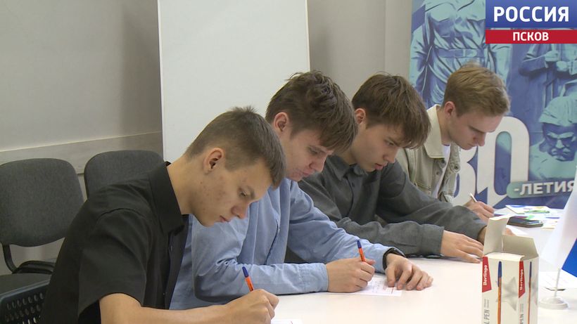 Помогать фронту с самого начала СВО. Новости Пскова и Псковской области. Вести-Псков Не остались в стороне. Чем помогают нашим бойцам взрослые и юные жители деревни Тямша?
