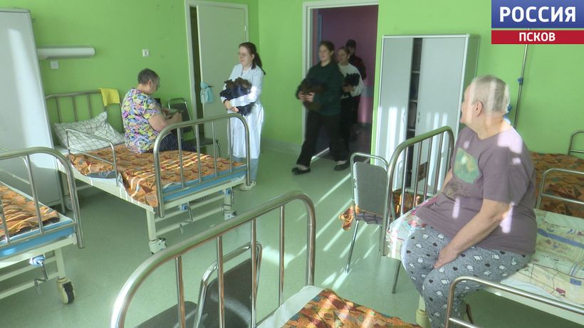 Псковские волонтеры-медики сшили специальные подушки для женщин, которые перенесли операцию по удалению опухоли груди. Новости Пскова и Псковской области. Вести-Псков Подушки добра: студенты-медики Пскова поддержали больных раком молочной железы