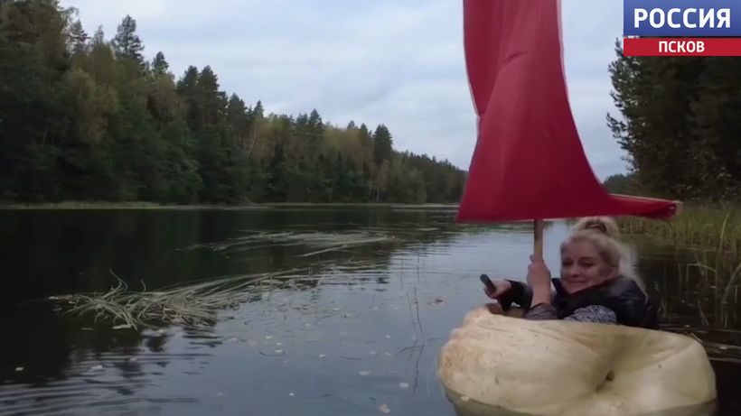 Не просто заплыв, а полет мечты, воплощенный благодаря гигантской тыкве. Новости Пскова и Псковской области. Вести-Псков Заплыв на гигантской тыкве: петербургская дачница покорила озеро Стречино
