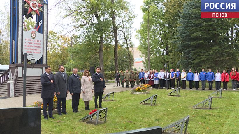 Фундамент для межнациональной дружбы. Делегация Республики Казахстан почтила память героев-земляков, павших при освобождении Псковской области