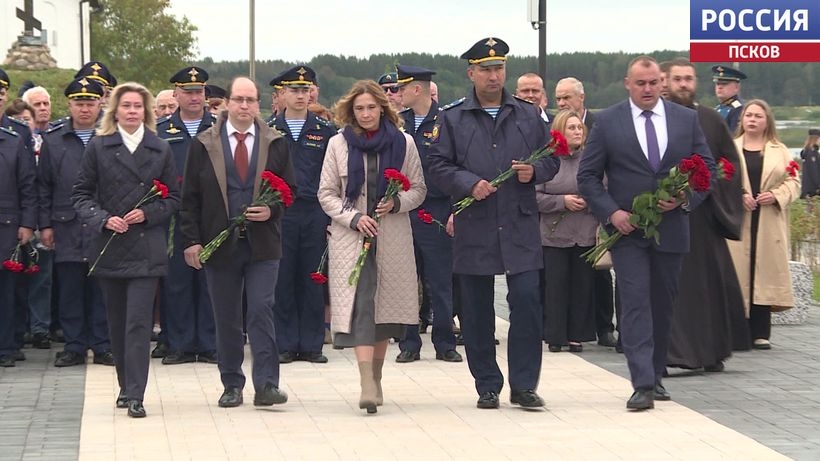 Торжественная церемония в память о защитниках Отечества всех времен состоялась на мемориальном комплексе на погосте Выбуты