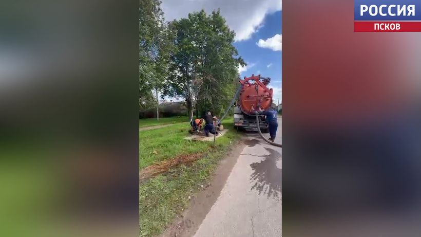 Специалисты Псковского "Горводоканала" обследуют сети водоснабжения в Гдове 