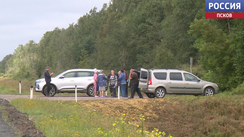 Приходится идти несколько километров по оживленной трассе. Жители СНТ "Подлипье" борются за автобусную остановку