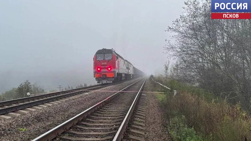 Взрыв на железнодорожных путях сегодня произошел недалеко от станции Плюсса