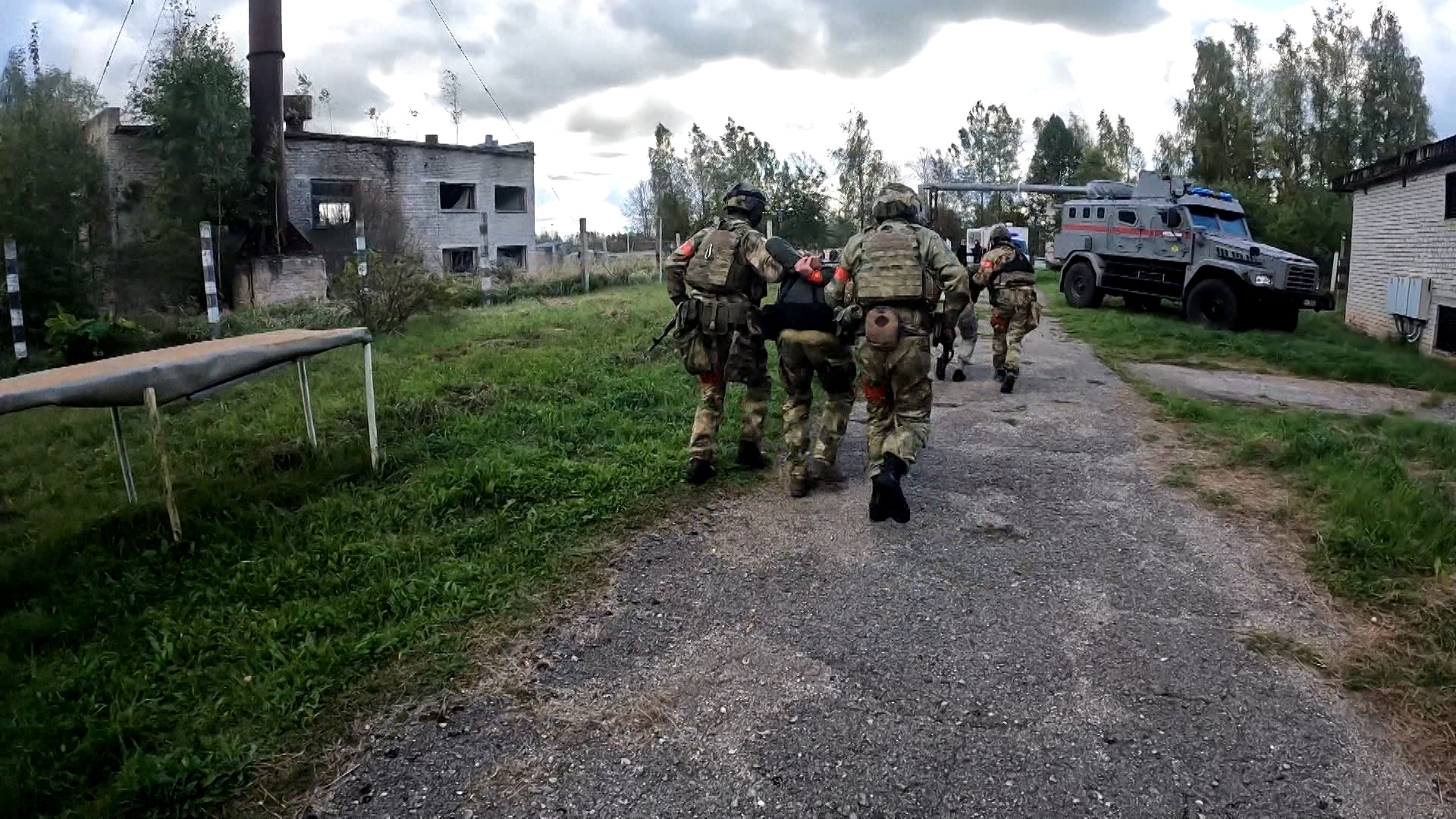 Предотвратили теракт на военном объекте. Совместные учения провели сотрудники силовых ведомств и МЧС 