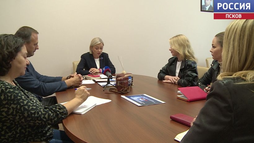 На ГТРК "Псков" прошла встреча с представителями двух волонтерских организаций, оказывающих помощь бойцам на СВО