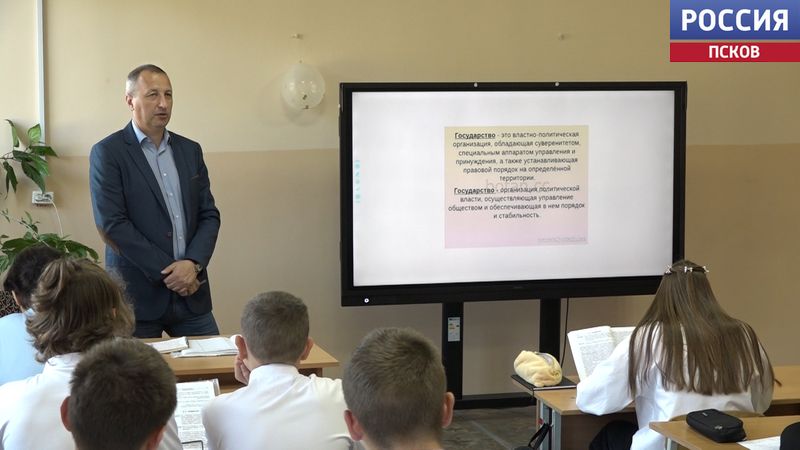 Вакансий в школах Псковской области становится меньше благодаря программе "Земский учитель"