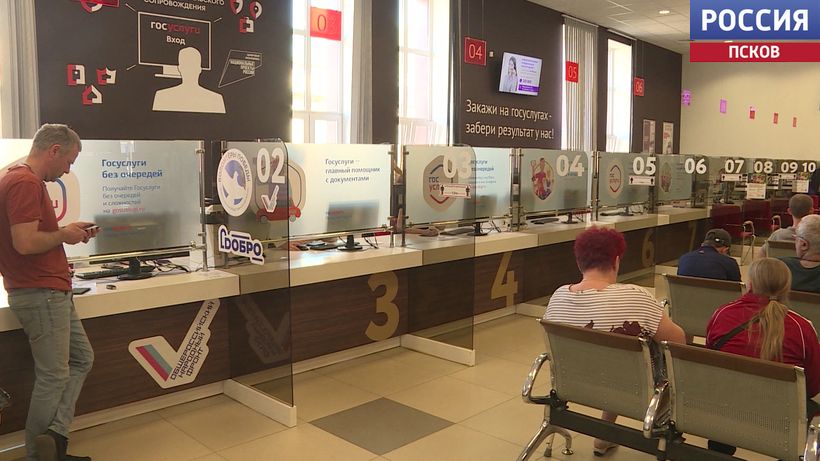Псковские семьи получили поддержку: 137 родителей, взявших детей на воспитание, получили единовременные выплаты