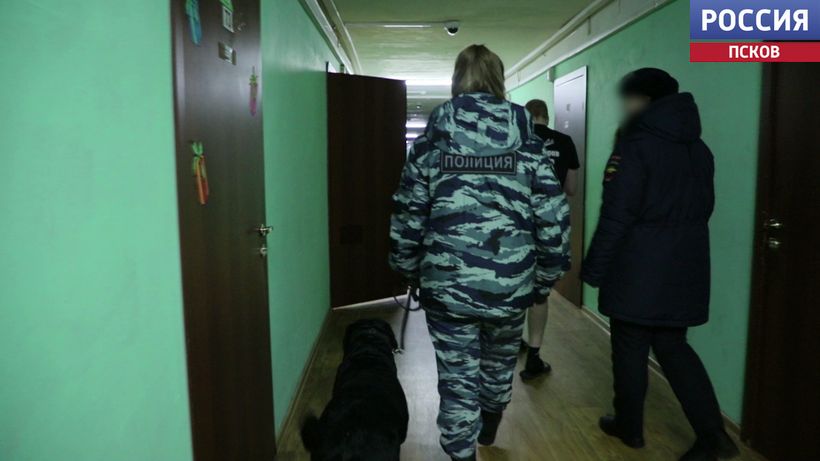 Проверили каждую комнату и напомнили об ответственности. В студенческом общежитии провели антинаркотический рейд