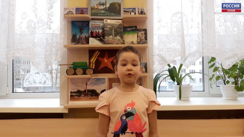 Стихотворение «Пускай будет мир, пускай будет дружба» читает воспитанница великолукского детского сада №24 Анна Шипаева