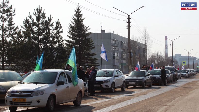Жители Острова и Дедович поддержали российских военных масштабным автопробегом