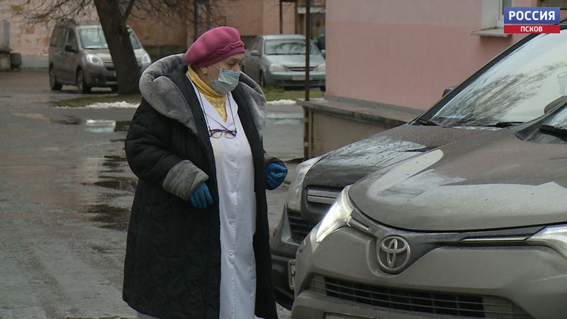 Волонтеры помогают псковским поликлиникам в бумажной работе и развозят врачей по вызовам