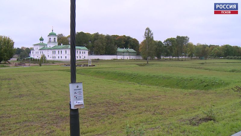 В парке у Мирожского монастыря появились диспенсеры с дог-пакетами