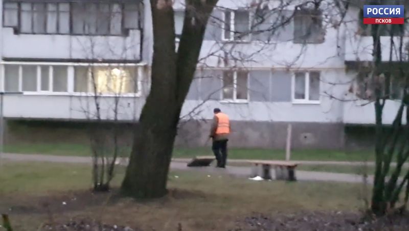  Псковичи в соцсетях обсуждают видео, где дворник скребет тротуар лопатой для снега