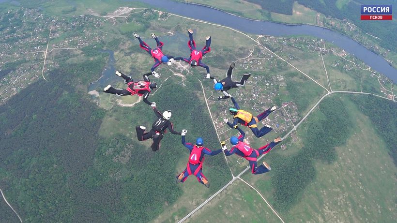 На высоте 4000 метров лучшие парашютисты страны поддержали наших военнослужащих на Украине