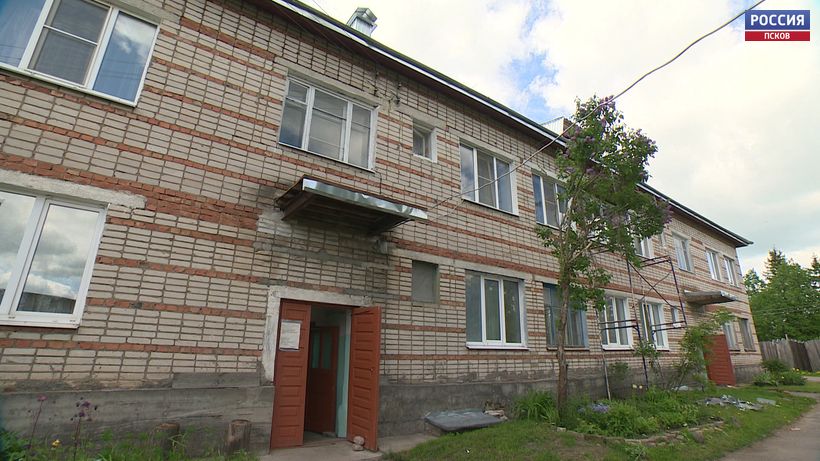 Оцинкованное покрытие из профлиста установил подрядчик на крыше многоквартирного дома на улице Медицинской в Новоржеве