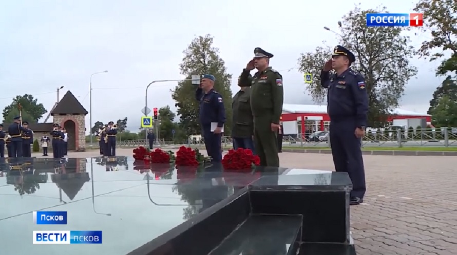 Замминистра обороны в Пскове возложил цветы к мемориалу «Купол»