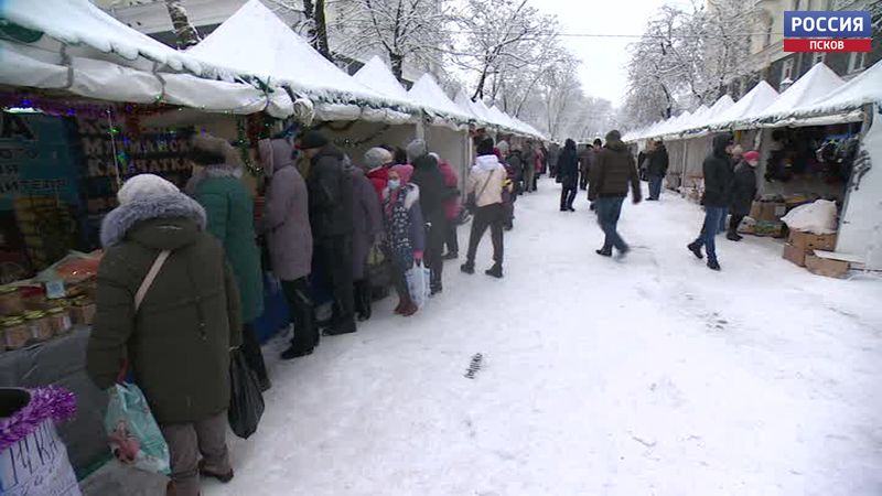 В Пскове проходит традиционная Новогодняя ярмарка