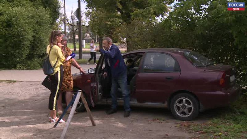 Инвалид из Пскова уже несколько лет не может добиться парковочного места у дома 