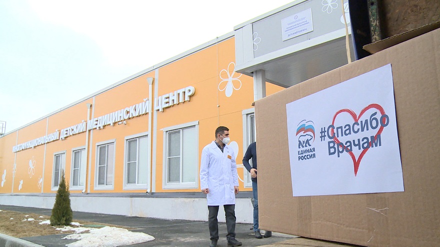 Медикам - продуктовые наборы, псковичам - лекарства. Какой вклад вносят волонтёры в борьбу с коронавирусом?